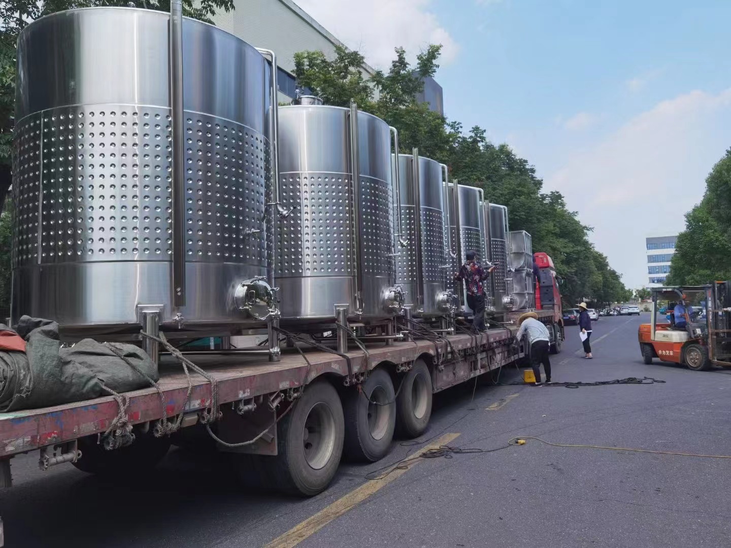 山東濰坊市安丘市的一車果酒設備已發出！